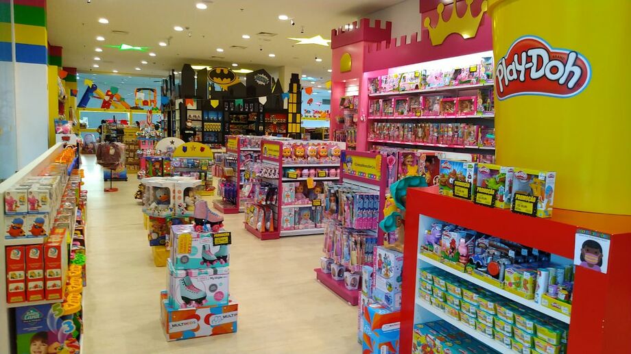 Loja da brinquedos faz liquidaçãod e alguns itens em promoção