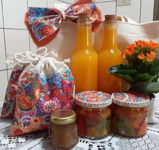 A empreendedora cria cesta artesanal, com embalagem sustentável e com comidinhas caseiras