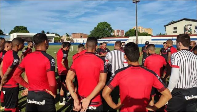 Jogadores do Atlético Goianiense ouvem instruções do técnico Marcelo Cabo