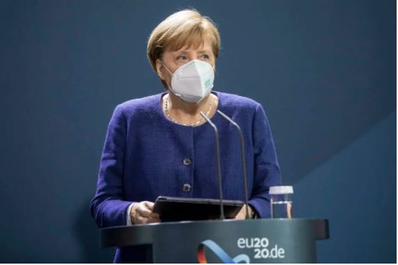 Somos forçados a agir, e estamos agindo também, disse a primeira-ministra da Alemanha, Angela Merkel