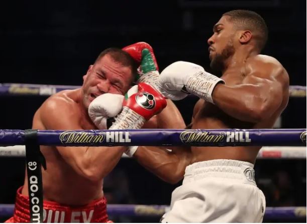 Com o 24.º triunfo na carreira, o 22.º por nocaute, Joshua, que só perdeu uma vez, aproveitou para desafiar Tyson Fury