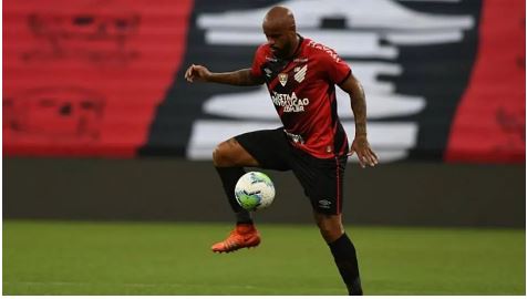 Thiago Heleno, do Athletico-PR, testou duas vezes positivo para a Covid-19