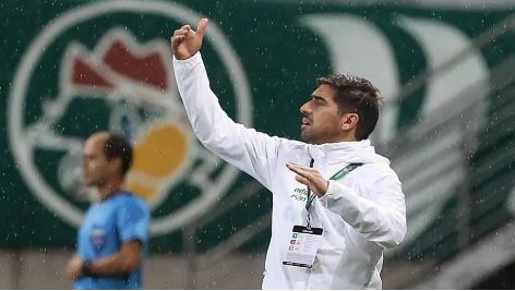 Abel Ferreira orienta equipe no duelo com o Libertad