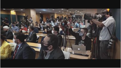 Ao longo de três meses, a equipe acompanhou os profissionais de imprensa e presenciou situações importantes do trabalho de 63 pessoas em cinco cidades