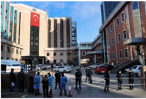 Polícia e médicos se reúnem em frente ao Hospital Universitário Sanko, no sul da Turquia