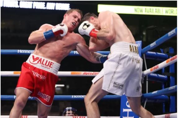 Canelo derrota o 'gigante' Callum Smith