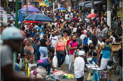 Comércio popular em São Paulo registra aglomerações às vésperas do Natal