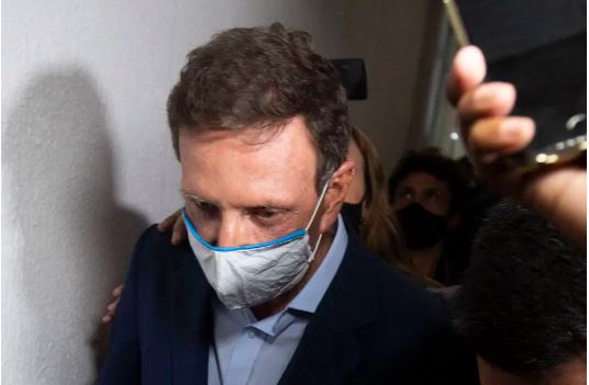 Marcelo Crivella é escoltado para fazer exames periciais após ser preso nesta terça-feira (22)