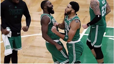 Jayson Tatum celebra com vitória dos Celtics com Jaylen Brown