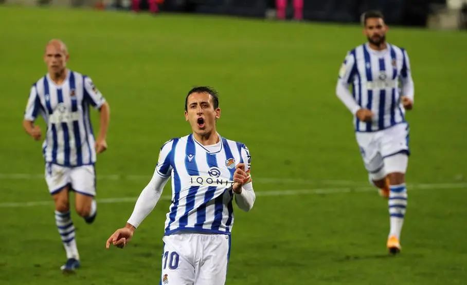 Oyarzabal comemora gol da Real Sociedad contra o Huesca