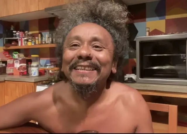 O cantor Chico Cesar faz música sobre vacina contra covid-19