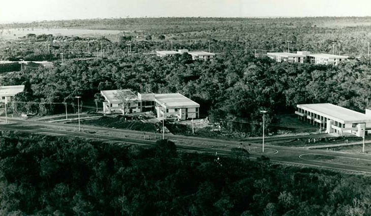 Idealizado pelo ex-governador Pedro Pedrossian (1980-1983/1991-1995), o Parque dos Poderes concentra as sedes administrativas dos poderes Executivo, Legislativo e Judiciário de Mato Grosso do Sul