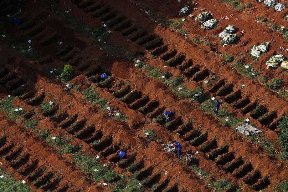 Coveiros trabalham no cemitério Vila Formosa, em São Paulo 02/04/2020 REUTERS/Amanda Perobelli