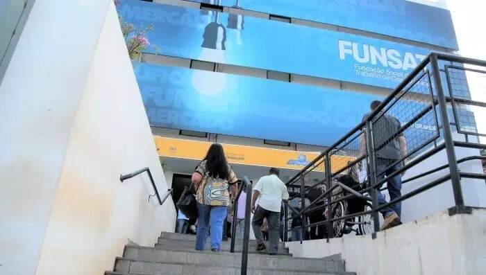 Caso o candidato não possua cadastro, é necessário que o mesmo compareça na sede da Funsat