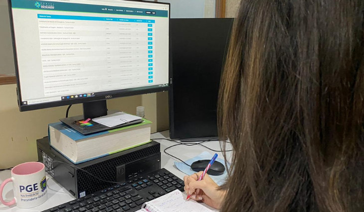 O curso à distância possui 20 horas/aula e mostra o passo a passo para operar as ferramentas do sistema