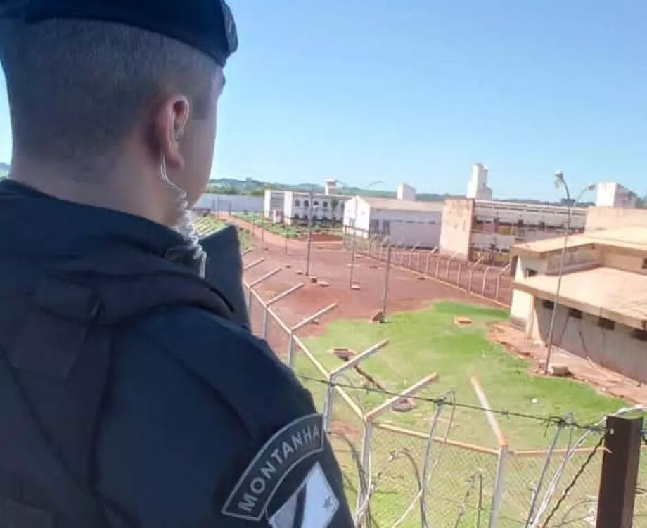 Policial militar em torre de vigilância da PED no último sábado (12/12)