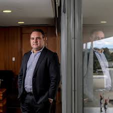 O ministro Jorge Oliveira em seu gabinete no Palácio do Planalto
