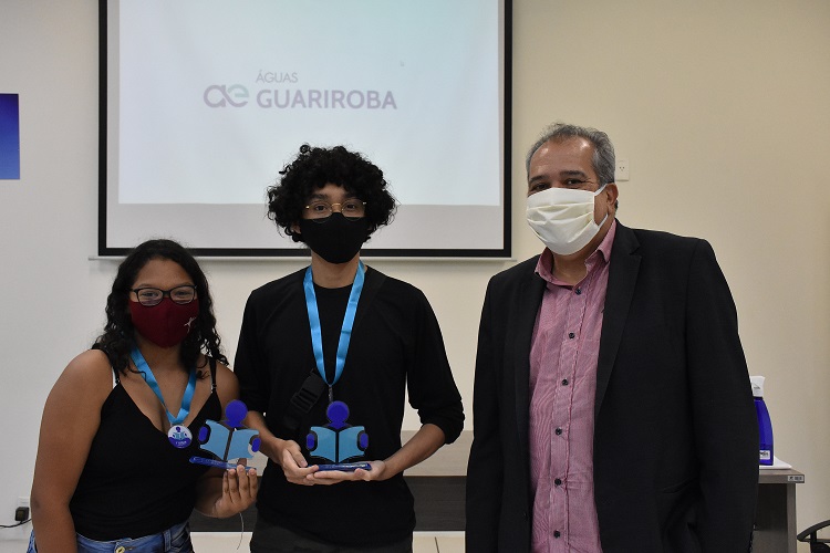 A entrega foi realizada na sede da empresa seguindo os protocolos de biossegurança e contou com a participação dos alunos dos projetos ganhadores
