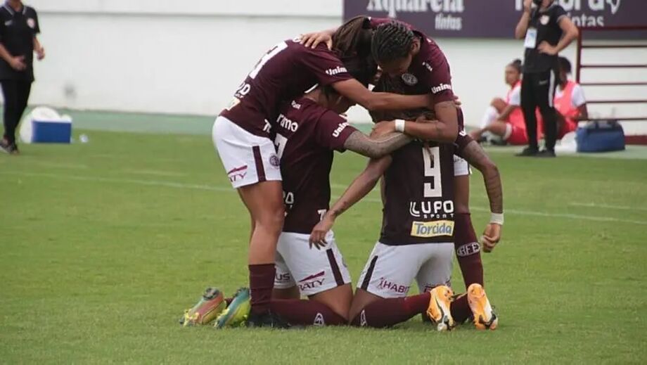 Jogadoras da Ferroviária comemoram gol marcado sobre o Red Bull Bragantino