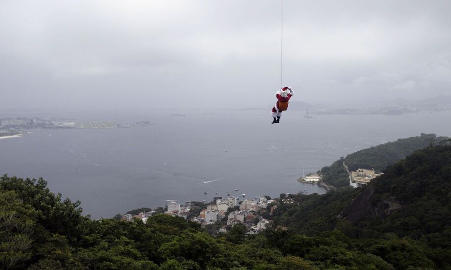 Papai Noel chega de rapel ao Rio de Janeiro