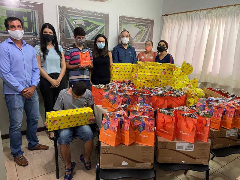 A entrega dos presentes respeitou todo o protocolo de biossegurança devido à pandemia da Covid-19
