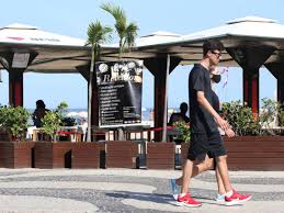 Apesar de o show de fogos na Praia de Copacabana não acontecer este ano devido à pandemia, diversos quiosques ao longo da orla estão vendendo ingressos para a festa da virada