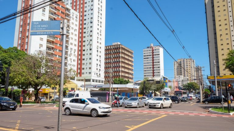 Além de receberem pavimento novo, as ruas receberão novas  calçadas, dentro das normas de acessibilidade, arborização e reforço na iluminação pública