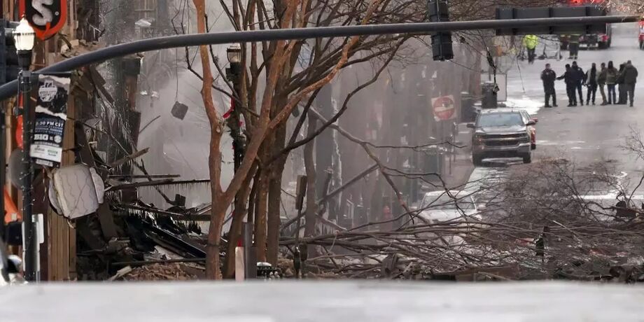 Uma forte explosão sacudiu o centro de Nashville, Tennessee, no início da manhã de Natal, quebrando janelas, danificando edifícios e ferindo três pessoas