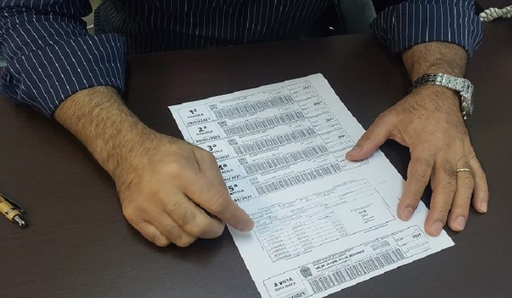 O valor arrecadado com o imposto é dividido entre o Tesouro Estadual e Municipal