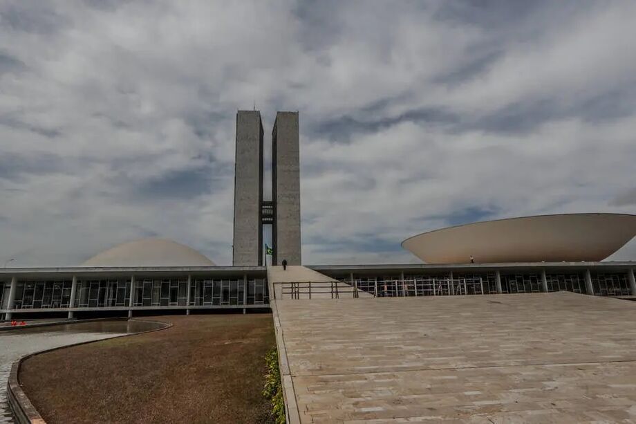 Disputa pelo comando de Câmara e Senado movimenta parlamentares.