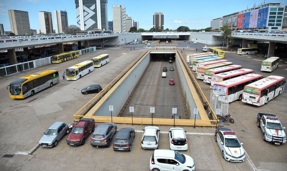 Na classe dos Transportes, os itens passagem aérea (com salto de 27,16%) e gasolina (alta de 2,36%) lideraram