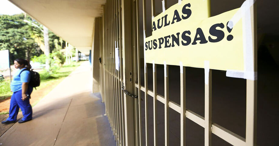 Questões como desestrutura familiar, desinteresse, gravidez precoce e a necessidade de ingressar cedo no mercado de trabalho são alguns deles