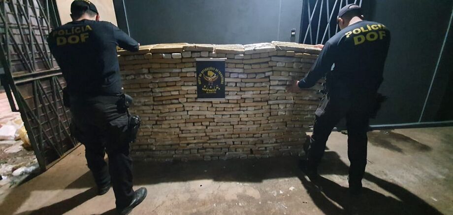 Policiais do Departamento de Operações de Fronteira (DOF) recuperaram, na tarde de ontem (04), uma caminhonete S10 de cor cinza e com placas falsas carregada com 1 tonelada de maconha