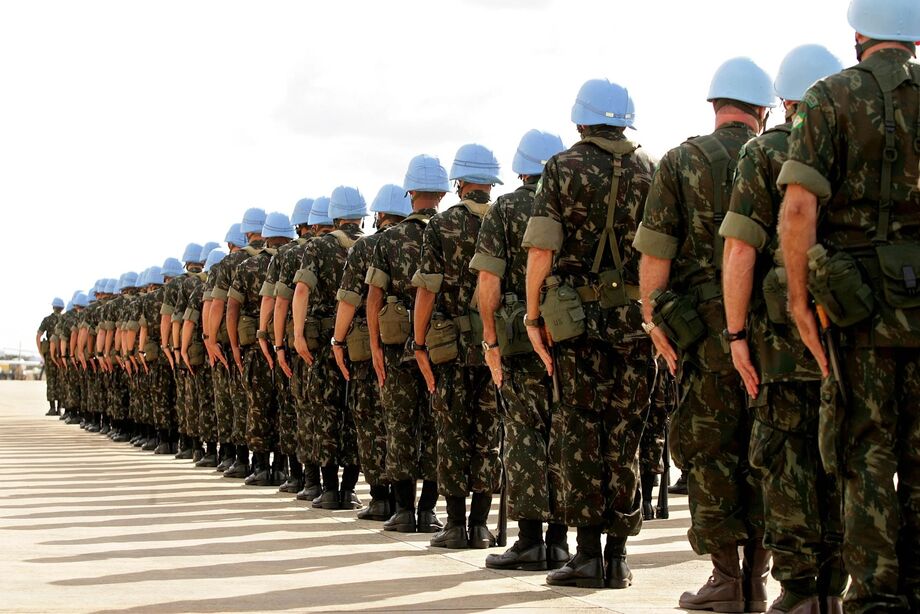 Militares brasileiros, na Base Aérea de Brasília, durante cerimônia de embarque para o Haiti