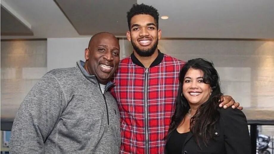 Karl-Anthony Towns e seus pais.