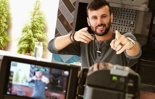 Aos 36 anos, Rafael Lopes, mais conhecido como 'Nerd Sedutor', têm feito sucesso nas redes sociais