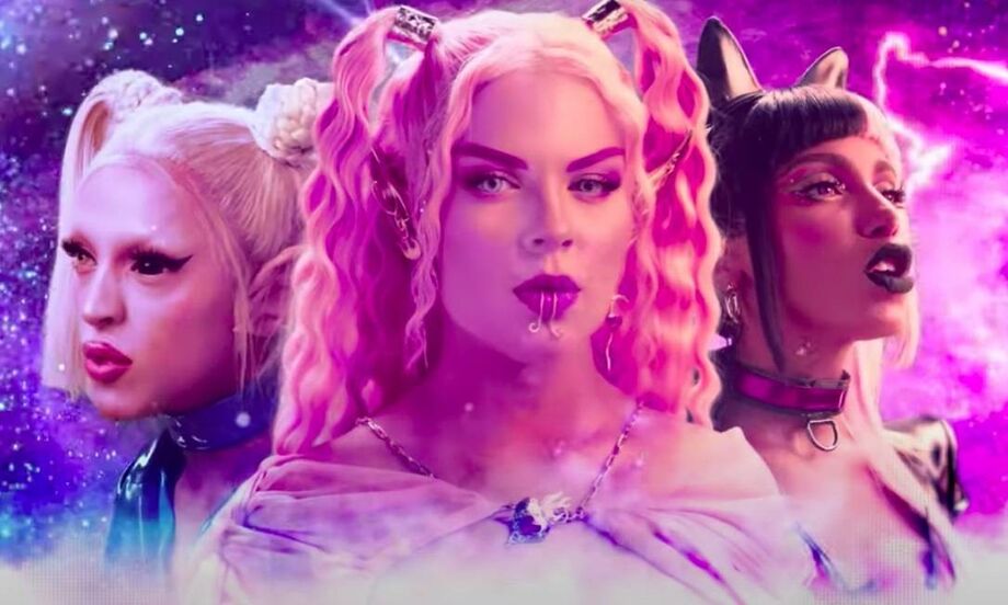 As cantoras Pabllo Vittar (à esq.), Luísa Sonza e Anitta no clipe de Modo turbo