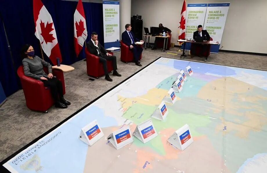 Autoridades de saúde do Canadá em reunião sobre a distribuição de vacinas no país