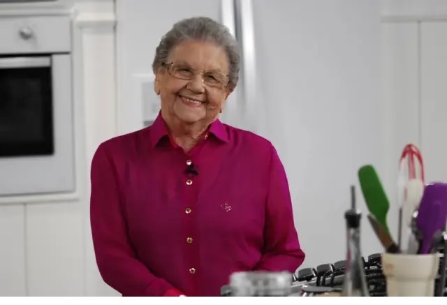 A apresentadora Palmirinha foi internada para reposição de sódio no sangue