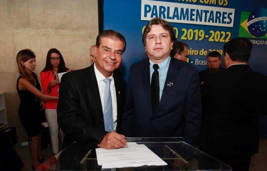 Caravina (Dir) com o senador Nelsinho Trad, coordenador da bancada