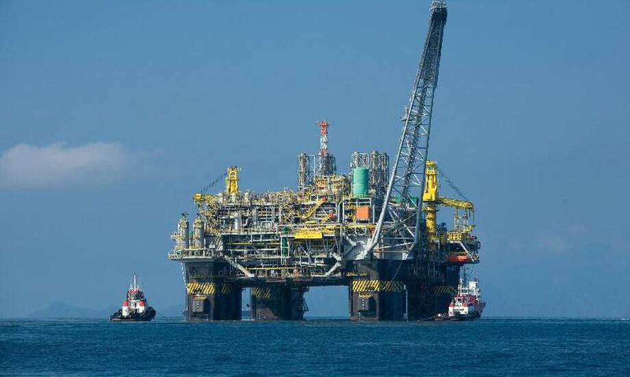 Num pregão mais curto e com liquidez reduzida, os contratos futuros de petróleo fecharam em leve alta, depois de transitar entre os territórios positivo e negativo