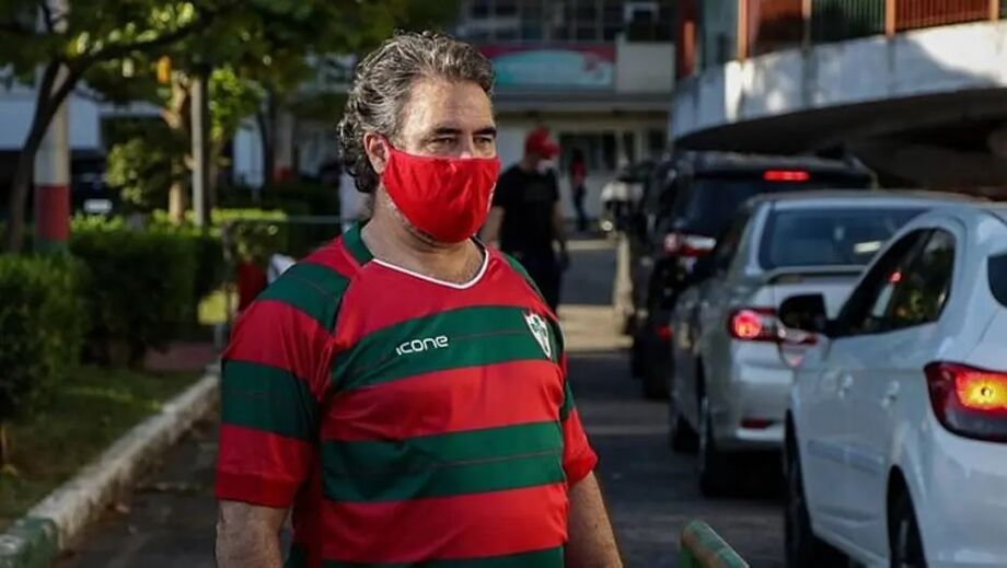 Antônio Carlos Castanheira, presidente da Portuguesa, celebra volta do time ao calendário nacional.