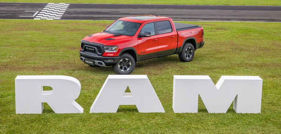 Os 400 cv e 56,7 kgfm do lendário motor 5,7 V8 HEMI fazem dela a primeira premium muscle truck do Brasil, acelerando de 0 a 100 km/h em 6,4 segundos