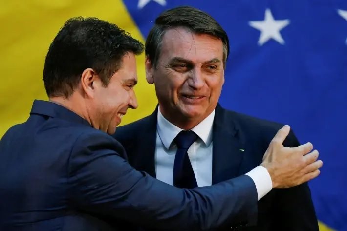 O diretor-presidente da Abin, Alexandre Ramagem, cumprimenta o presidente Jair Bolsonaro.