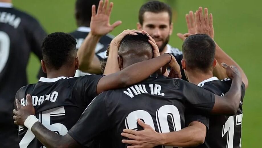 Vinicius Jr. comemora com companheiros de equipe gol da vitória do Real Madrid
