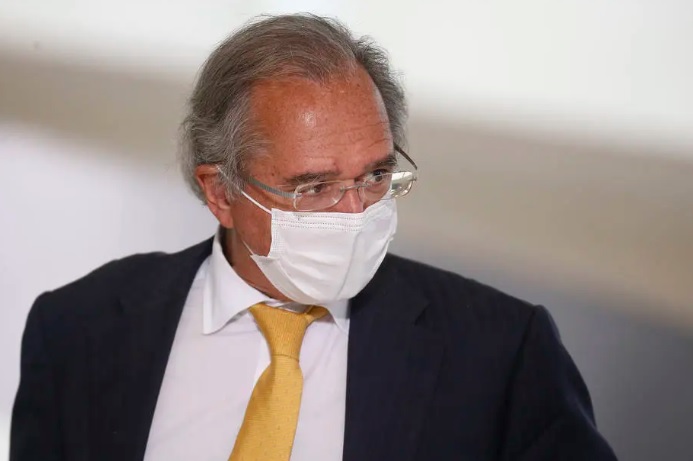 No ano, alta do dólar está em nível acima do previsto por Paulo Guedes