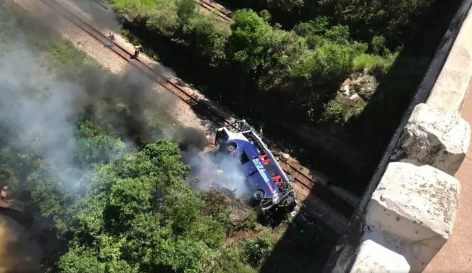 Ônibus caiu de viaduto na BR-381, em João Monlevade (MG)
