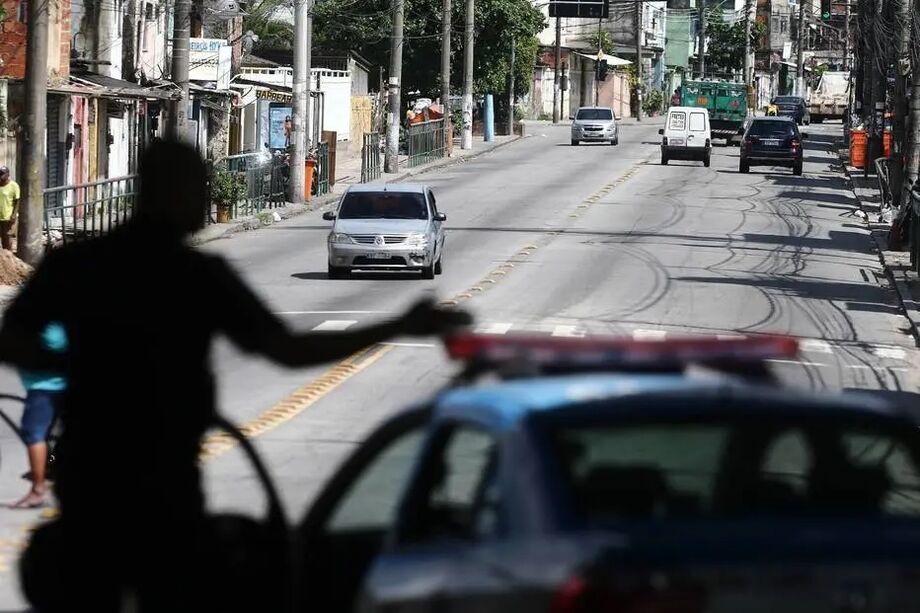 Policiais armados em operação no Rio de Janeiro