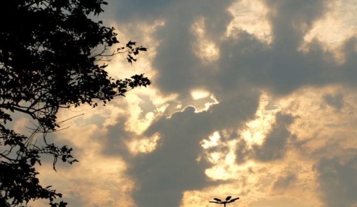 Tempo com nuvens