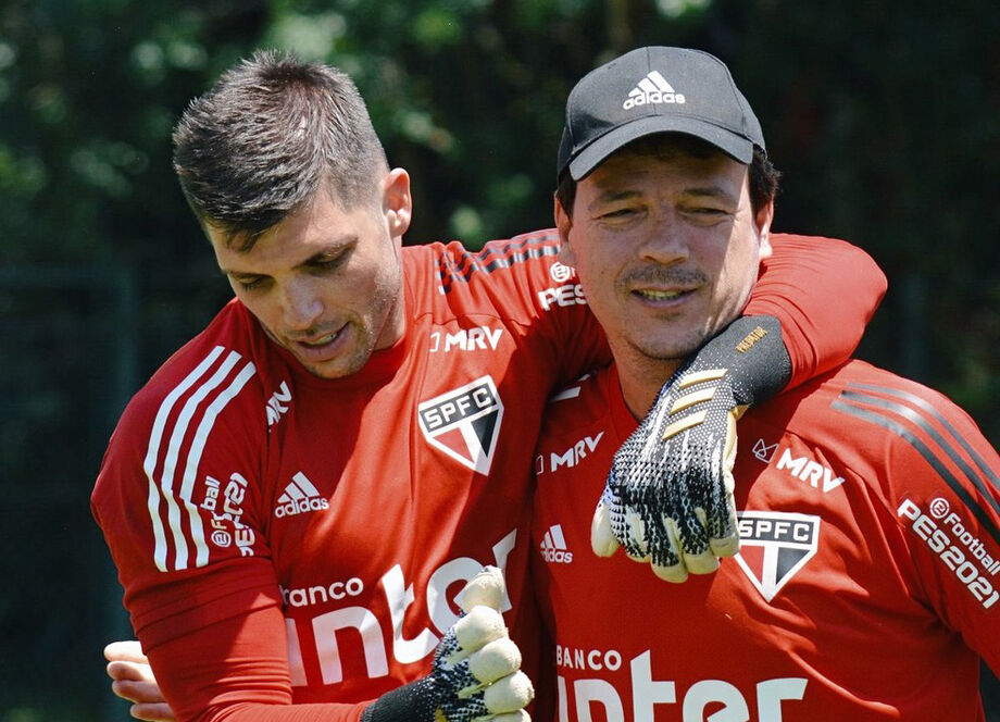 Tiago Volpi é parabenizado por Fernando Diniz